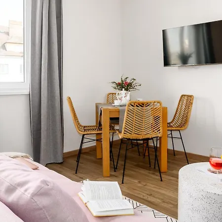 Days - Open-plan - Close To Vysehrad Castle Apartment Prague