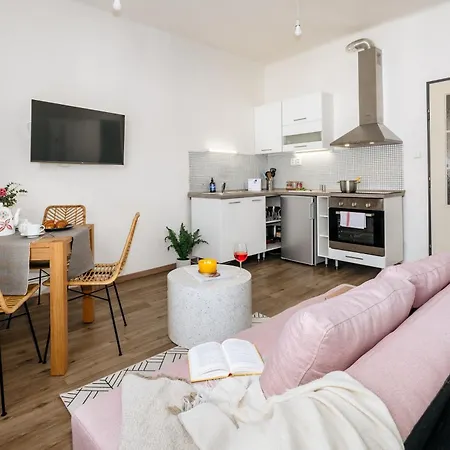 Days - Open-plan - Close To Vysehrad Castle *