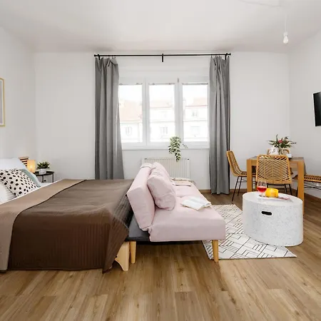 Days - Open-plan Near Vysehrad Castle *