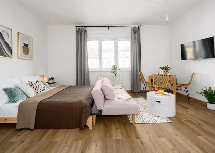 Days - Open-plan Near Vysehrad Castle *